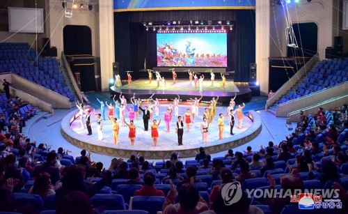 북한도 '사회적 거리두기'…공연장 관객석 한 칸씩 띄워 앉아