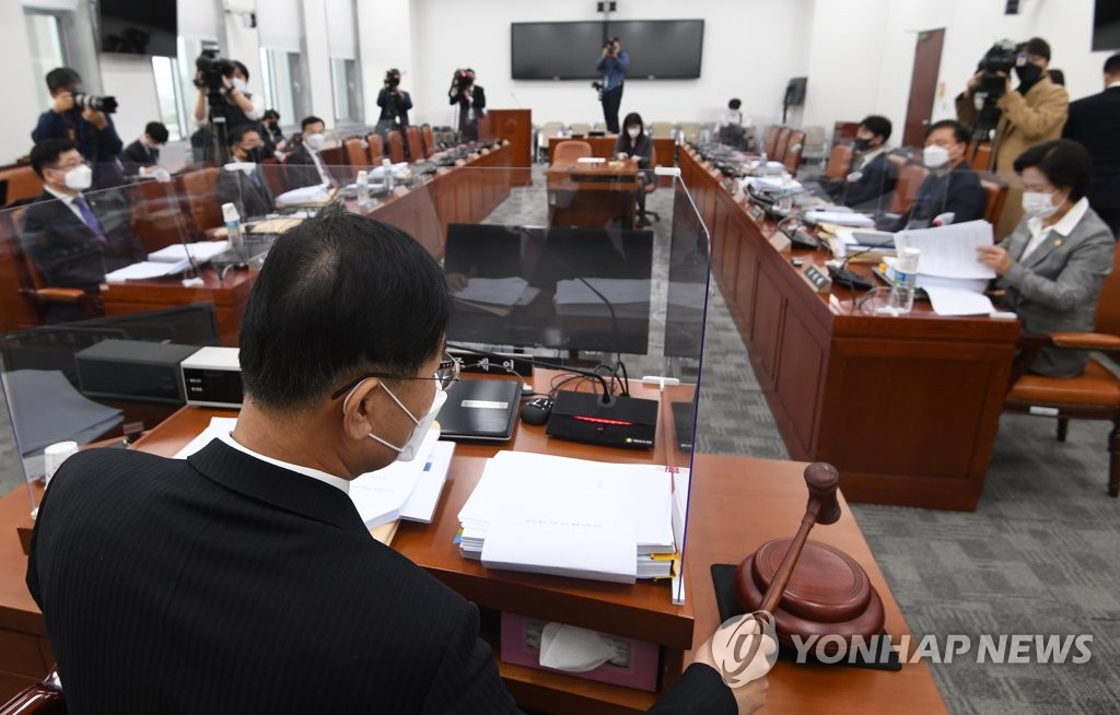 민주 "머뭇거릴 여유 없어"…공수처법 개정 '페달'