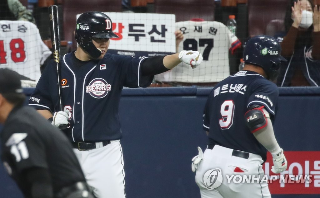 방망이 살아난 두산, 무너진 마무리에 희비 교차