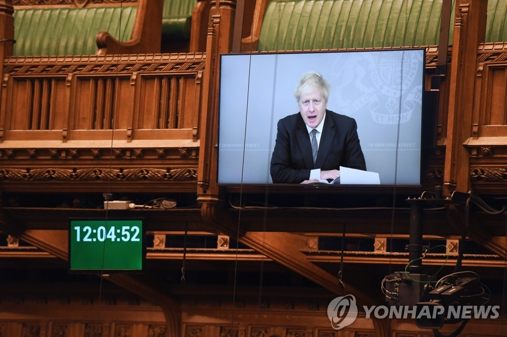 영국 곧 화이자 백신 승인…확진자 접촉시 자가격리 의무 폐지