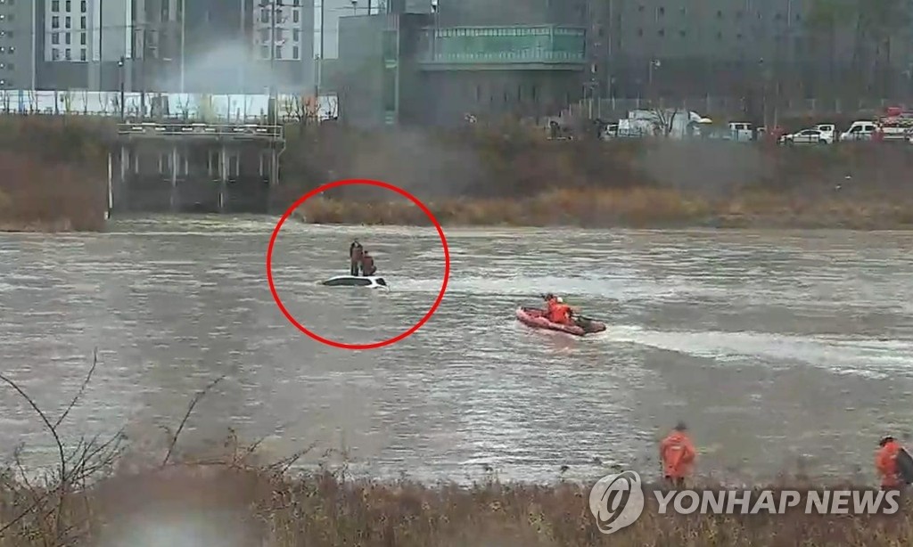 "겨울 초입에 폭우라니"…강한 비바람에 곳곳서 파손·침수 피해