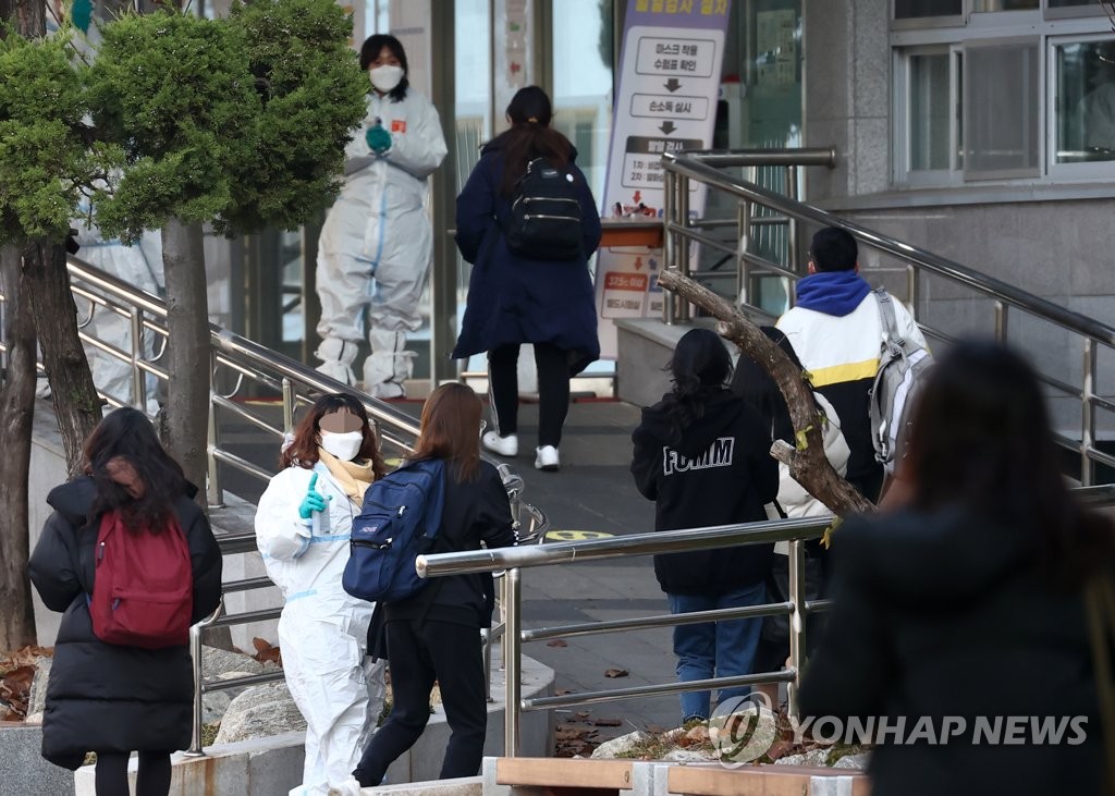 코로나 확산 속 임용시험…수험생 "불안하지만 최선 다하겠다"