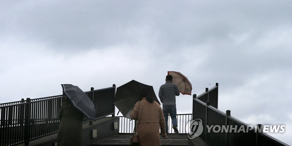 제주 흐리고 산발적 빗방울…낮 최고기온 12∼15도