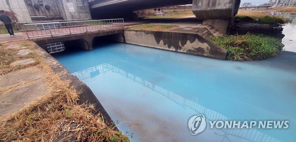 춘천시 하수구서 파란색 물 '줄줄'…시료 채취 의뢰