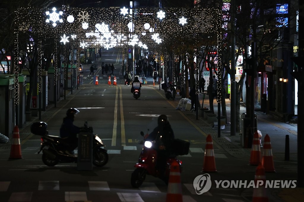 수도권 거리두기 2단계 격상에 불붙는 3차 재난지원금 논의