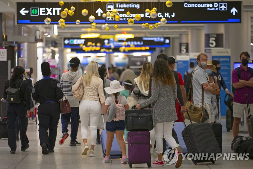 미국 코로나 폭증에도…추수감사절 여행 인파 못 막아