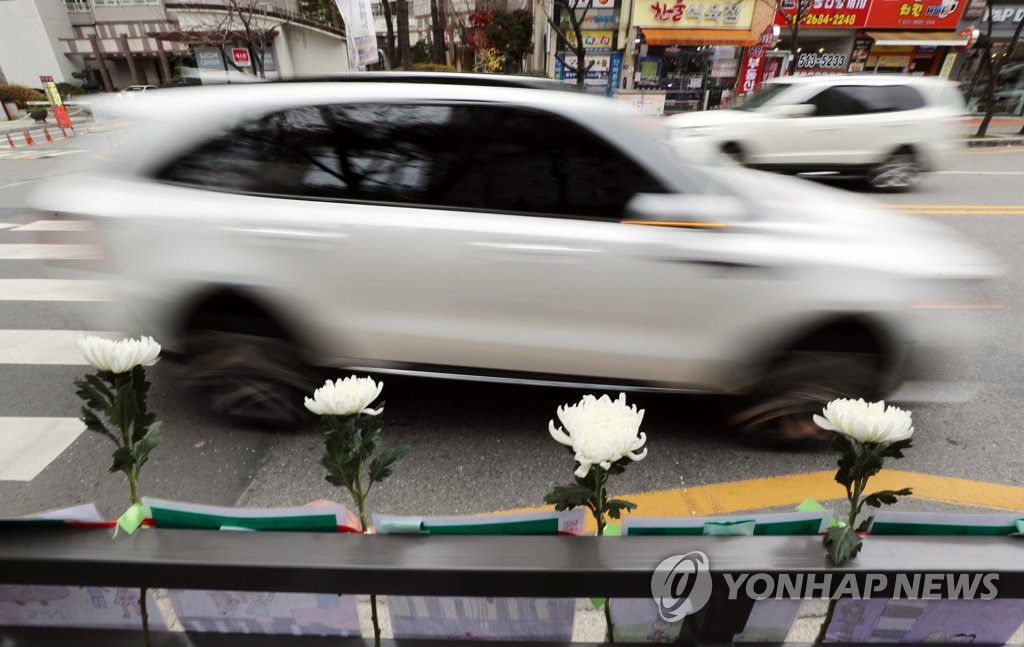 "못 지켜서 미안해"…스쿨존 안전 당부에도 차량 여전히 '쌩쌩'