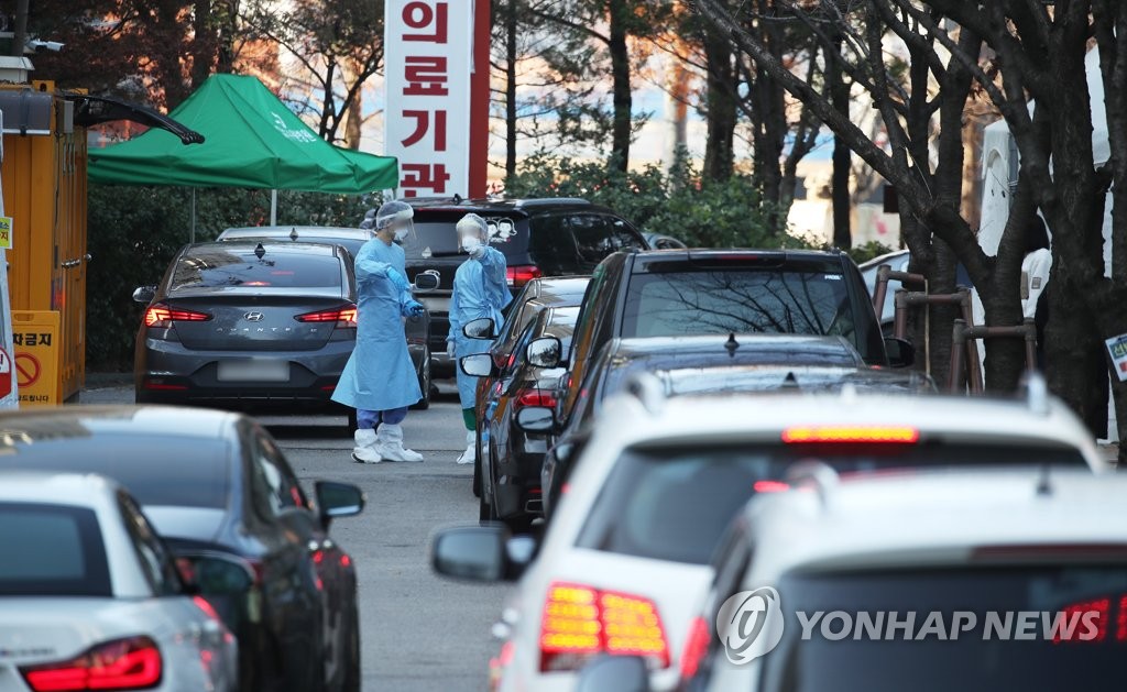 [3보] 신규확진 583명, 1차 대유행 3월초 후 첫 500명대…대규모 확산