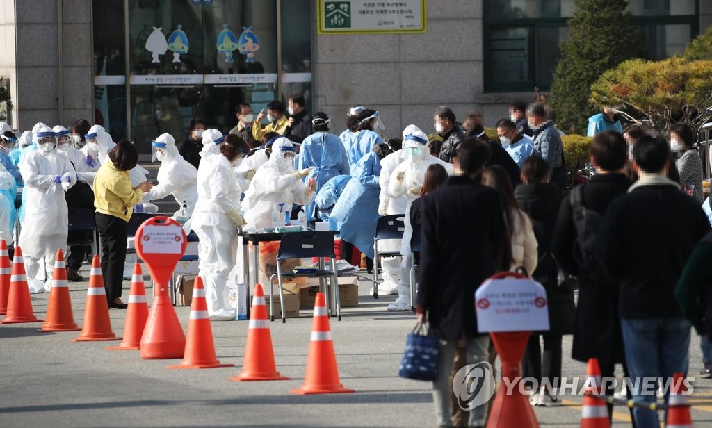 코로나19 급확산…전문가들 "역학조사가 쫓아갈 수 없는 상황"