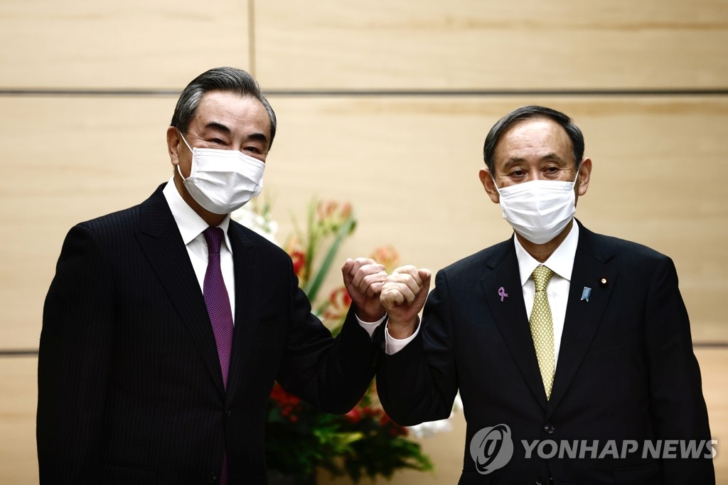 스가 면담 끝낸 왕이 '일본 어선, 센카쿠 접근 안돼' 일침