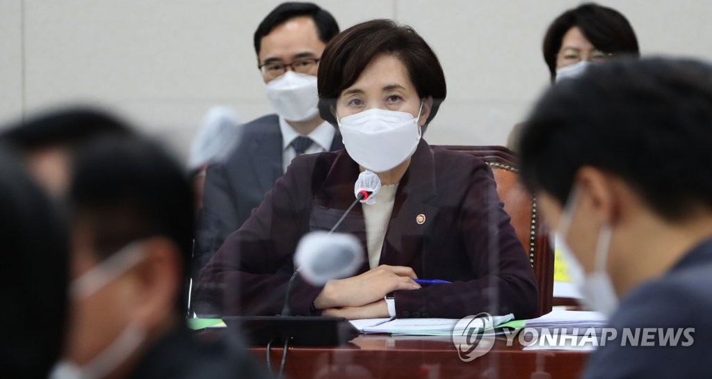 K방역 성과 설전…조경태 "자화자찬" 유은혜 "해외 평가"