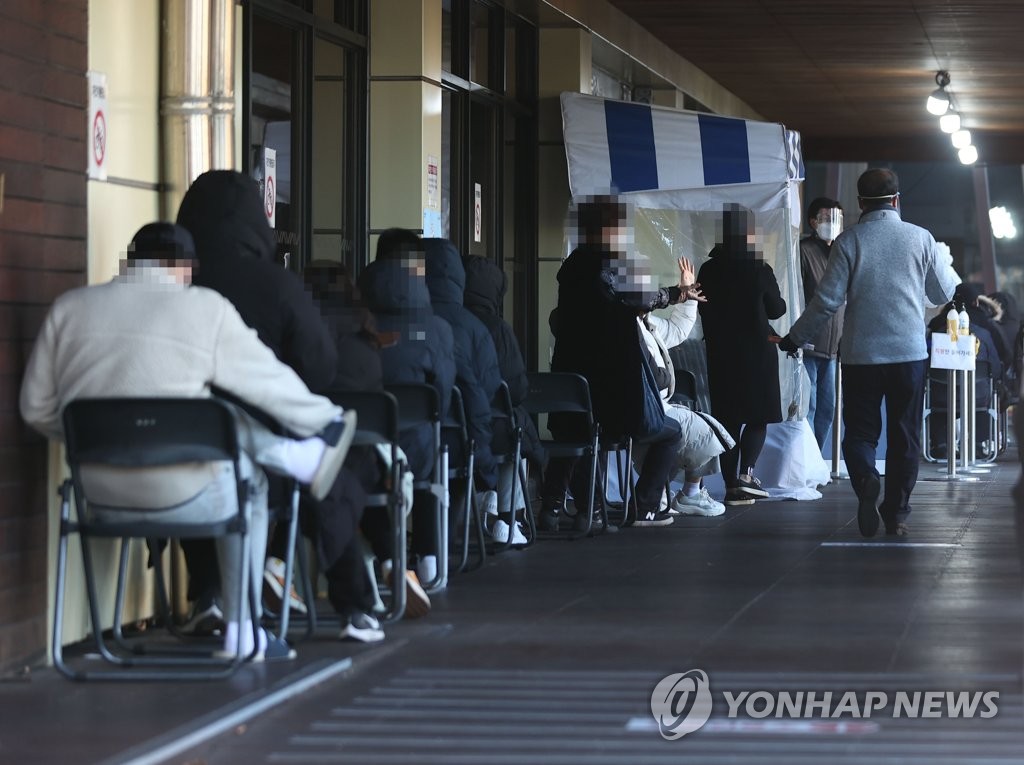 당국 "일상 멈추고 방역 집중할 때…가급적 모든 모임 취소해야"