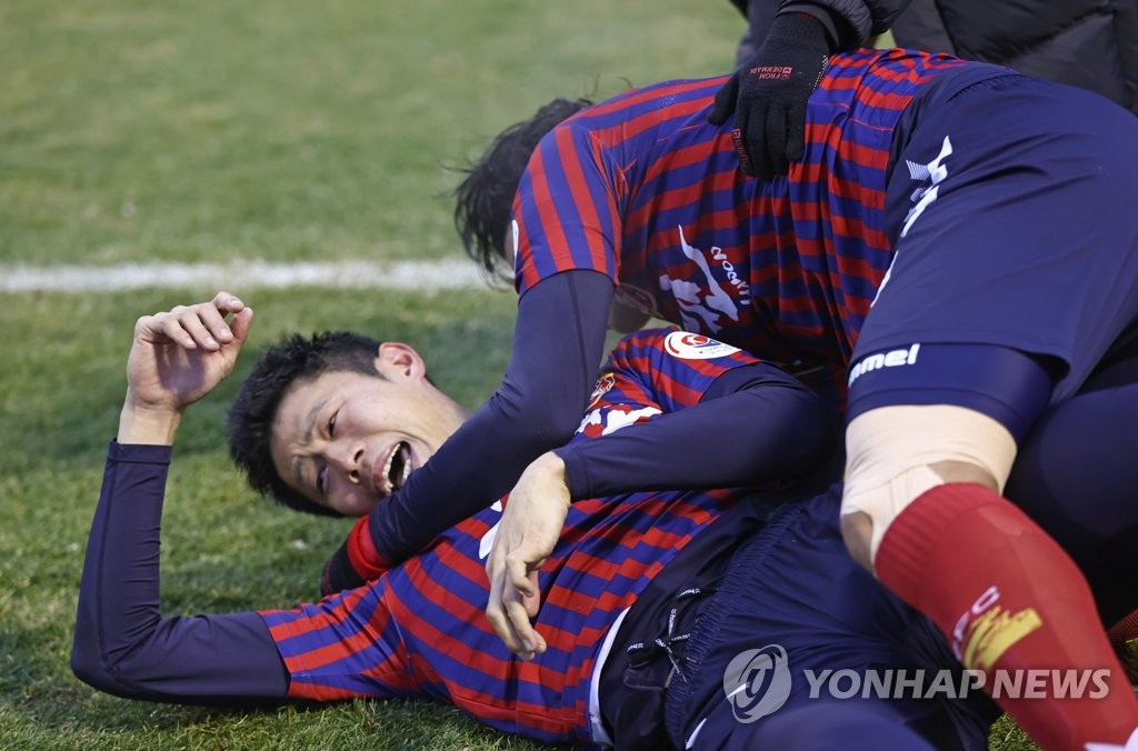 Suwon FC 'Promotional Theater Goal' Scored By Ahn Byung-jun, Director Kim Do-gyun'ulky 'In Faith