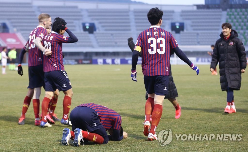 Suwon FC's' promotional theater goal 'scored by Ahn Byung-jun, director Kim Do-gyun'ulky' in the faith