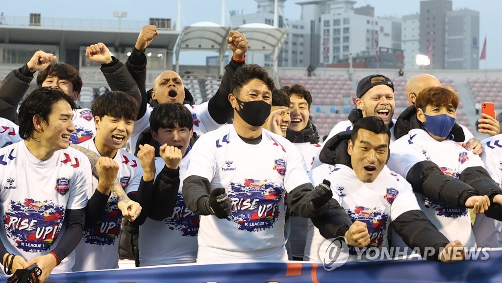 공격축구로 승격 거머쥔 수원FC 김도균 "안병준·마사 고맙다"