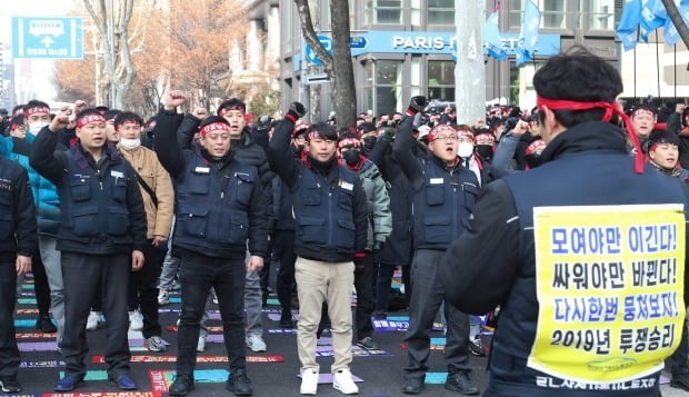 지난 1월 서울 강남구 르노삼성 본사에서 르노삼성 노조가 금속노조와 함께 집회를 열었다. 사진=연합뉴스