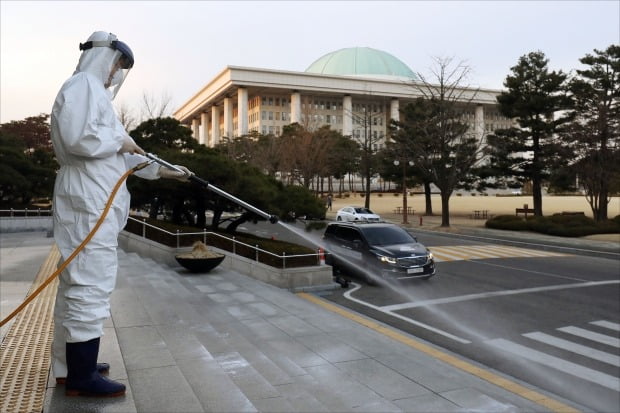 국회 방문자가 코로나19 확진 판정을 받은 것과 관련 우원식·심상정·김진애 의원 자가격리 조치됐다. /사진=연합뉴스