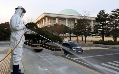 국회 방문자 코로나19 확진…우원식·심상정·김진애 의원 자가격리 