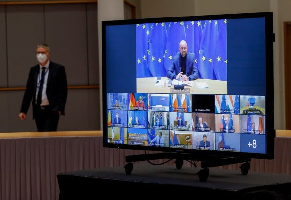 샤를 미셸(TV화면 맨 위) 유럽연합(EU) 정상회의 상임의장과 EU 회원국 정상들이 화상 회의를 하는 모습. 사진=연합뉴스
