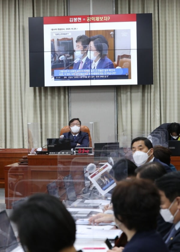 박대출 국민의힘 의원이 지난달 30일 서울 여의도 국회에서 열린 국회 운영위원회의 국회사무처, 국회도서관 등에 대한 국정감사에서 김영춘 사무총장에게 질의하고 있다. /사진=연합뉴스