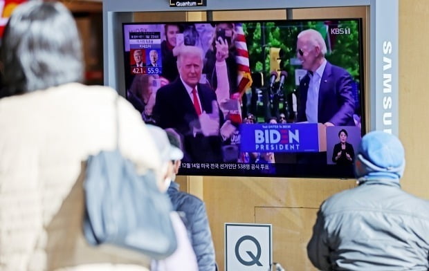 4일 오후 서울역에서 시민들이 11·3 미국 대선 개표 상황 뉴스를 TV로 시청하고 있다. /사진=연합뉴스