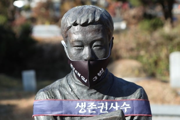 '전태일 50주기'를 앞둔 11일 경기도 남양주시 모란공원 전태일 열사 묘역에서 열사의 동상에 마스크가 씌워져 있다. /사진=연합뉴스