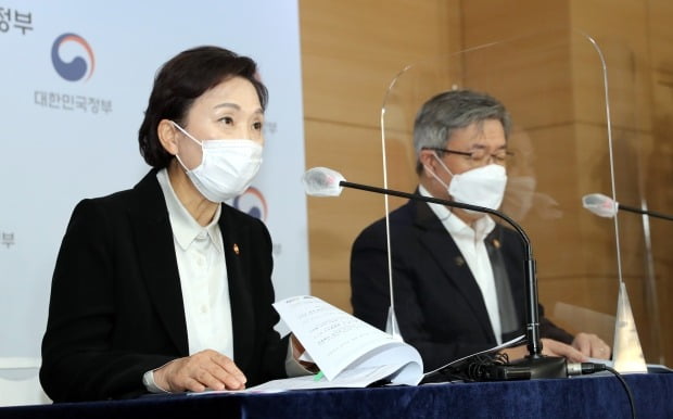 김현미 국토교통부 장관(왼쪽)이 12일 정부 서울청사에서 택배기사 과로방지 대책을 발표하고 있다. /사진=연합뉴스