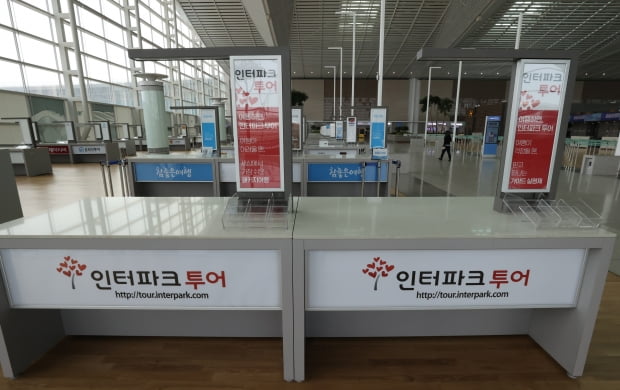 인천국제공항 2터미널의 썰렁한 여행사 창구. 사진=연합뉴스