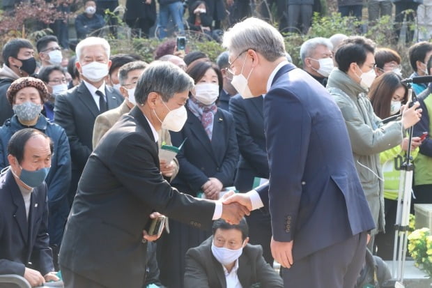 이재명 경기도지사가 13일 전태일 열사 50주기 추도식에서 추모사를 마친 뒤 유족 전태삼 씨와 악수하고 있다. /사진=연합뉴스