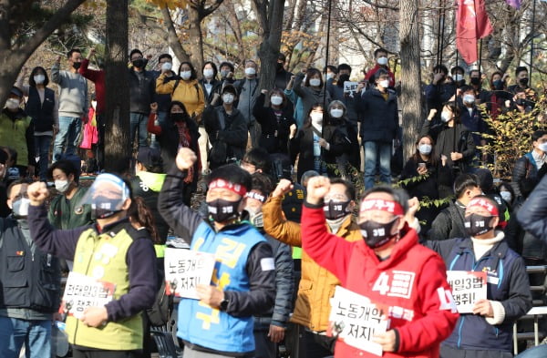 14일 오후 서울 영등포구 여의도공원 인근에서 민주노총 주최로 열린 전국노동자대회에서 참석자들이 구호를 외치고 있다. 사진=연합뉴스