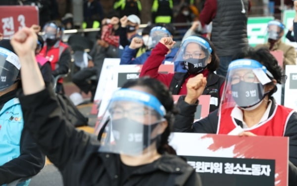 14일 오후 서울 영등포구 여의도공원 앞에서 전국노동자대회가 열리고 있다. /사진=연합뉴스