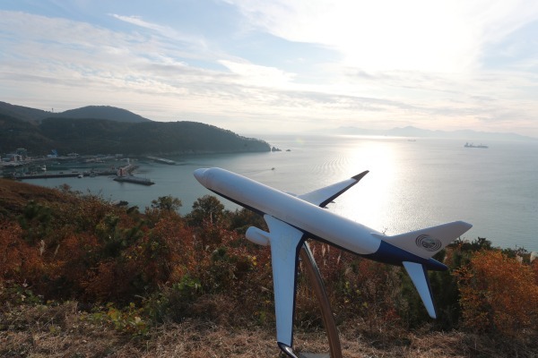 국무총리실 산하 김해신공항 검증위원회가 김해신공항 타당성 검증 결과 발표를 하루 앞둔 지난 16일 부산 강서구 가덕도동 대항항 전망대에서 항공기 모형이 설치 돼 있다 ./사진=연합뉴스