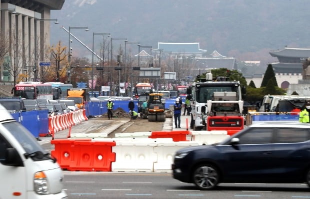  17일 오전 서울시 종로구 광화문광장에서 '사람이 쉬고 걷기 편한 광장'으로 조성하는 공사가 진행되고 있다. /사진=연합뉴스