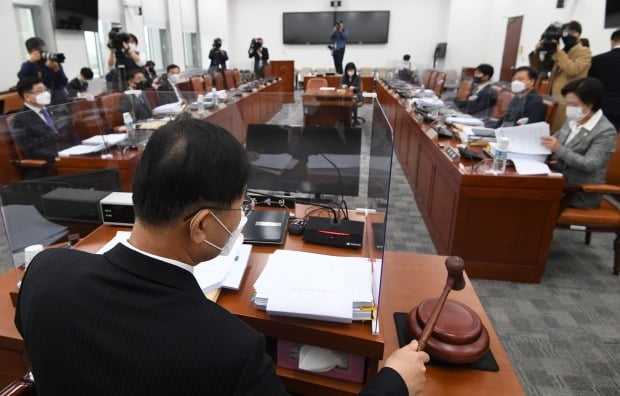 조재연 공수처장후보추천위원장이 18일 서울 여의도 국회에서 열린 공수처장 후보 추천위원회 3차회의에서 의사봉을 두드리며 개의를 선언하고 있다. /사진=연합뉴스