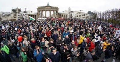 독일 베를린서 '코로나19 통제 반대' 대규모 집회…"물대포 대응"