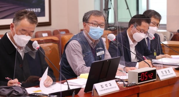 진경호 전국택배연대노동조합 수석부위원장이 지난 19일 국회 국토교통위원회에서 열린 생활물류서비스산업발전법안 공청회에 참석, 발언하고 있다. /사진=연합뉴스