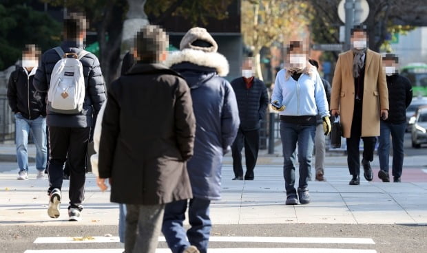 아침 체감온도가 영하권으로 떨어지는 등 본격 추위가 시작됐다. 서울 종로구 광화문사거리에서 두꺼운 옷을 꺼내입은 시민들이 발걸음을 옮기고 있다. /사진=연합뉴스