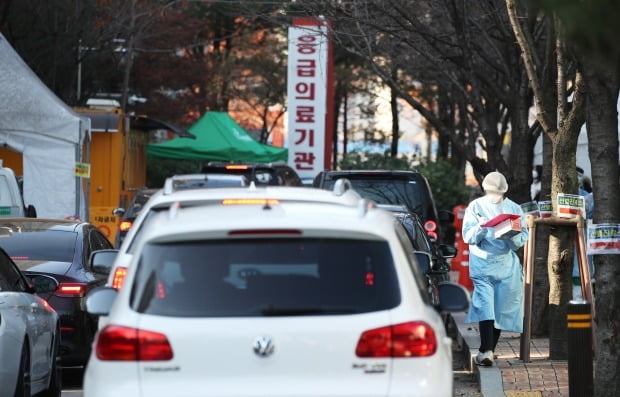 코로나 검사를 받으려 줄을 서고 있는 드라이브 스루 행렬. 사진은 기사와 무관. 사진=연합뉴스