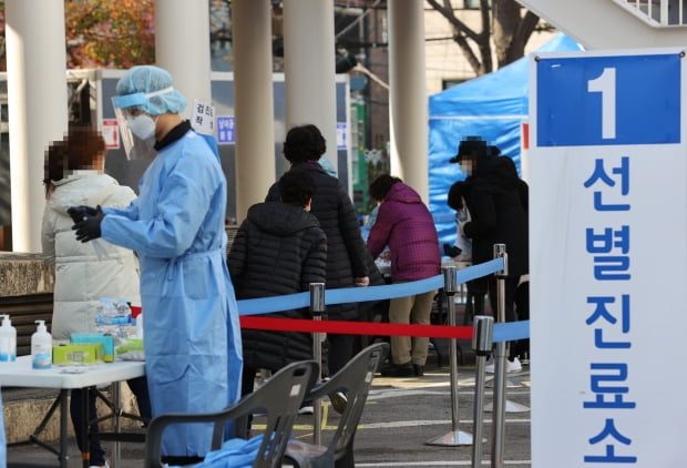 최근 노량진 학원 집단감염 등 코로나19 확진환자가 증가하는 가운데 25일 동작구청 주차장 설치된 선별진료소에서 시민들이 검사를 받고 있다. 기사와 사진은 직접적인 관련 없음. 사진=연합뉴스