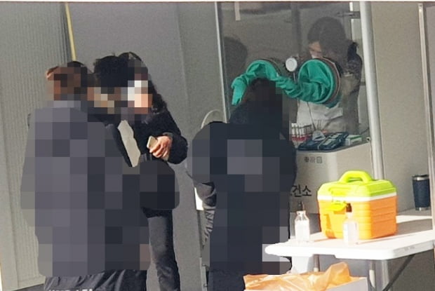 지난 25일 오후 충북 제천시 보건소에 마련된 선별진료소에서 시민들이 신종 코로나바이러스 감염증(코로나19) 검사를 받기 위해 대기하고 있다. 사진=연합뉴스