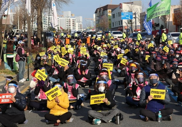 25일 대전시 중구 민주당 대전시당 앞에서는 민주노총 조합원 200여명이 한 곳에 모여 집회를 진행했다. /사진=연합뉴스