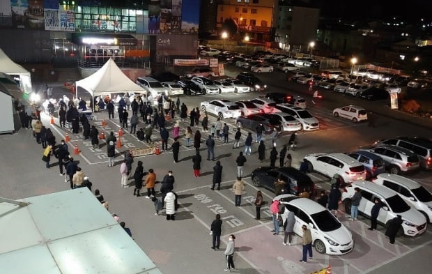 충북 제천에서 '김장모임 발' 신종 코로나바이러스 감염증(코로나19)이 확산하자 선별진료소에 야간까지 진단검사를 받으려는 시민들이 몰리고 있다. /사진=연합뉴스