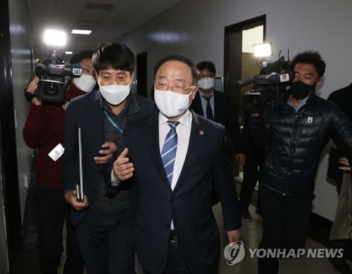 홍남기 '세입자 퇴거위로금' 논란에 "개인생활…답변 않겠다"