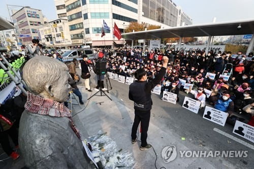 비정규직 노동자들, '전태일 50주기' 행진…"인간답게 살자"