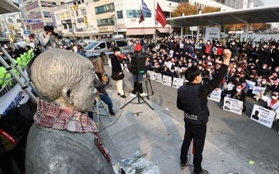 비정규직 노동자들, '전태일 50주기' 행진…"인간답게 살자"