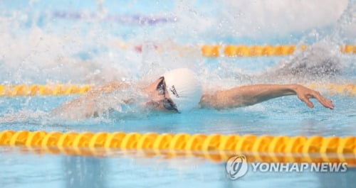 '48초25' 고교생 황선우, 박태환 넘었다…자유형 100ｍ 한국新