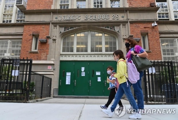 두달도 안돼 다시 문닫은 뉴욕 학교들…"질병에 맞서싸워야"