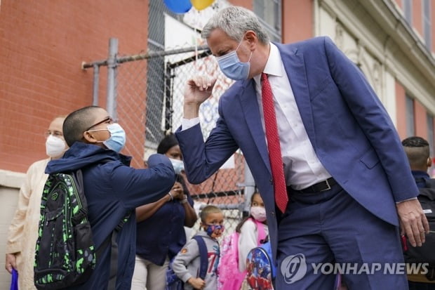 두달도 안돼 다시 문닫은 뉴욕 학교들…"질병에 맞서싸워야"