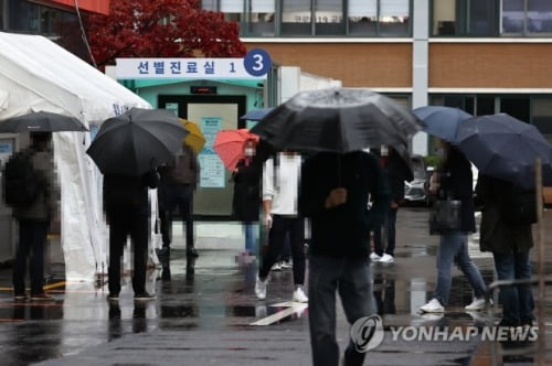 한국 OECD서 코로나 환자발생률 최저 수준…빠른 증가세는 우려