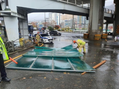 태풍급 비바람 부산 아수라장…곳곳 시설물 파손·항만 컨 붕괴